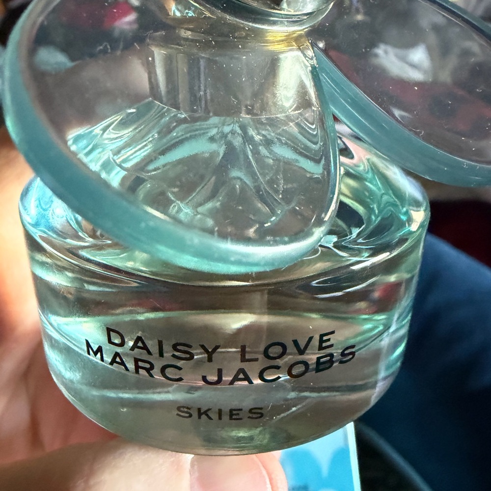 Marc Jacobs Daisy Love Skies in the box used once, authentic with the box. - Picture 4 of 4